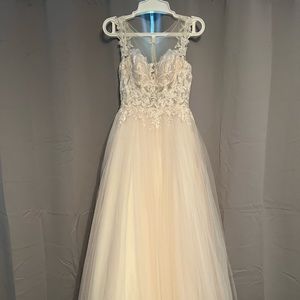 New wedding dress, size 6